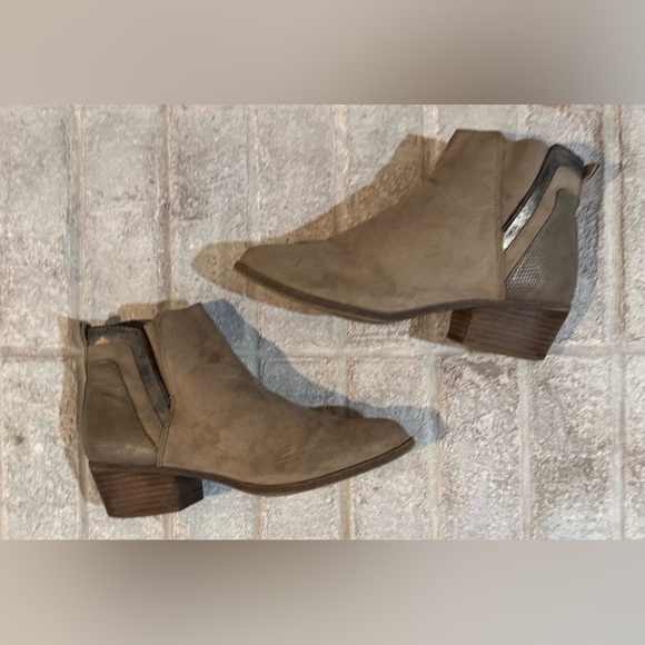 Boots​ - Picture 7 of 12